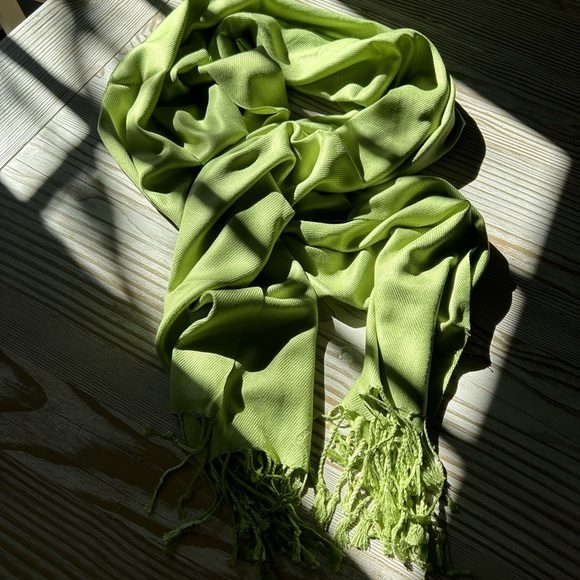 NIP! Celery Green Pashmina/scarf/wrap with Tassels - Picture 4 of 6